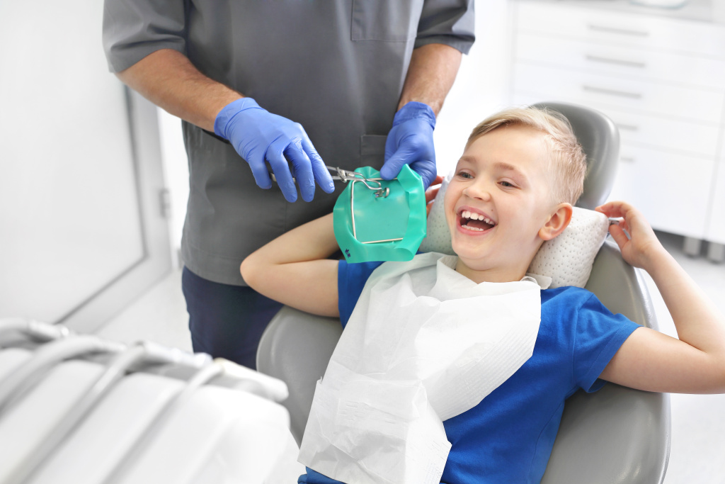 Как лечат зубы детям. Детский стоматолог: лечим зубы безболезненно детям до 14 лет