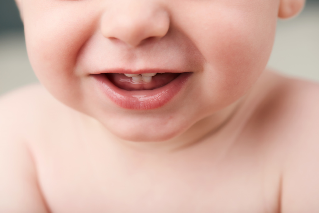 Когда начинаются зубы у детей